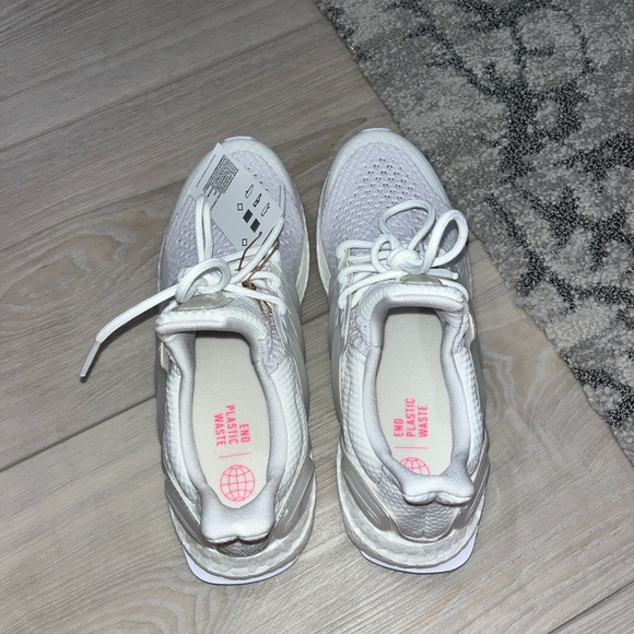 NWT Women’s Adidas All White Ultraboosts - Picture 3 of 6